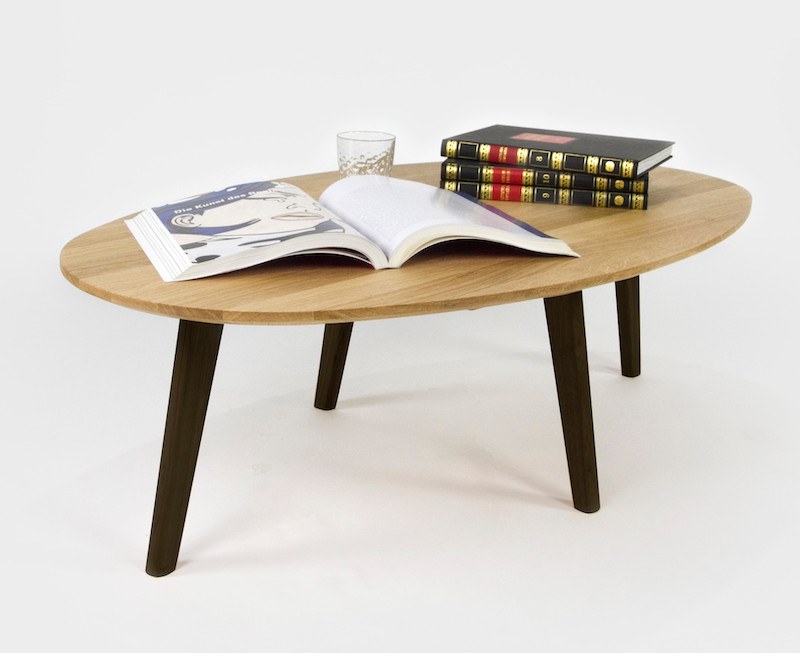 Ovalt sofabord i egetræ på 115x65 cm med sorte ben