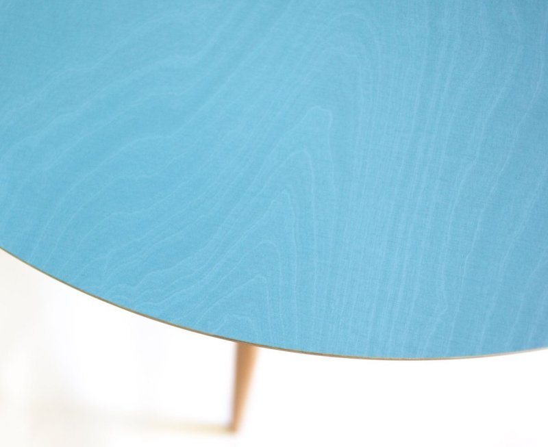 Rundt spisebord i ask med blå bordplade
