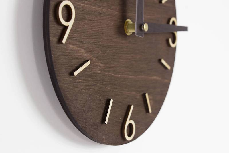Rundt ur til væggen i mørkt træ med diameter på 25 cm