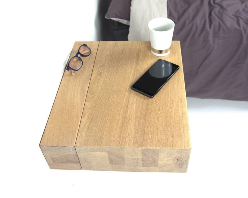 Sengebord i egetræ med skuffe på 41x34x10 cm