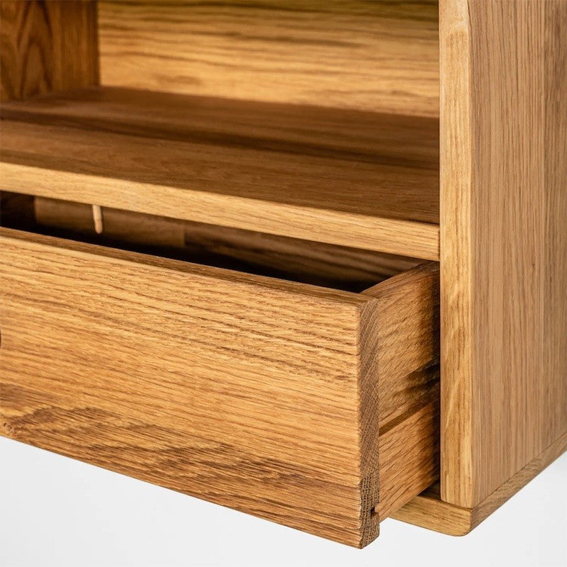 Sengebord i træ med indbygget skuffe fra Wood To You