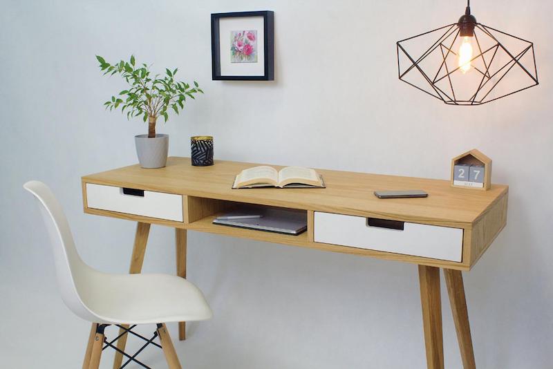 Skrivebord i eg på 131x50x75 cm i flot design