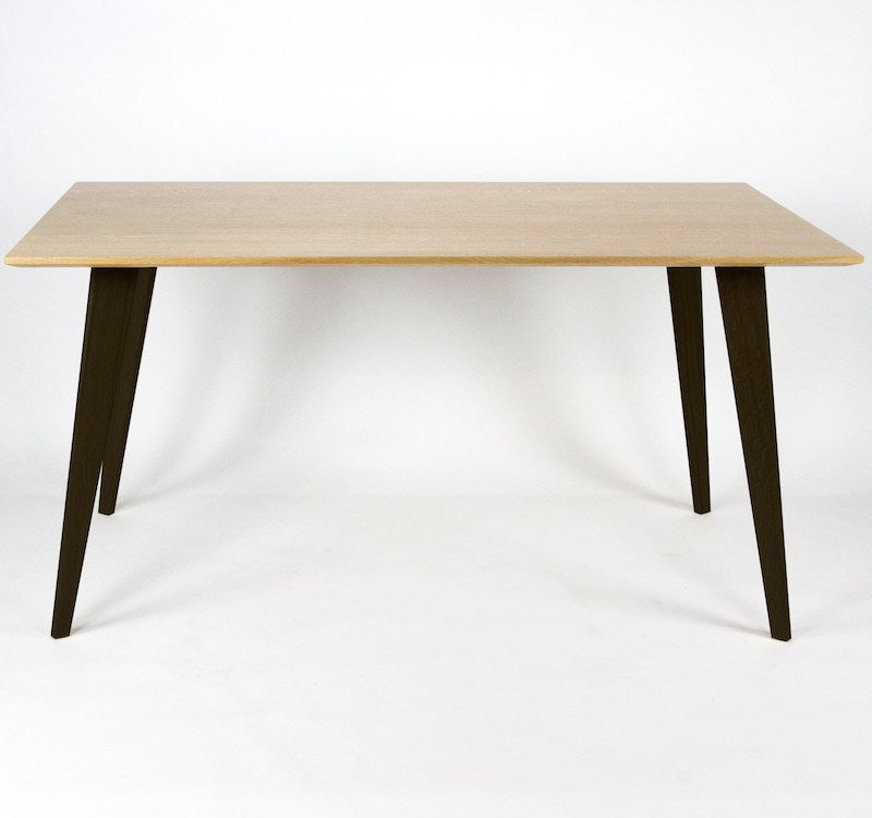 Skrivebord i egetræ med sorte ben på 132x65x73 cm
