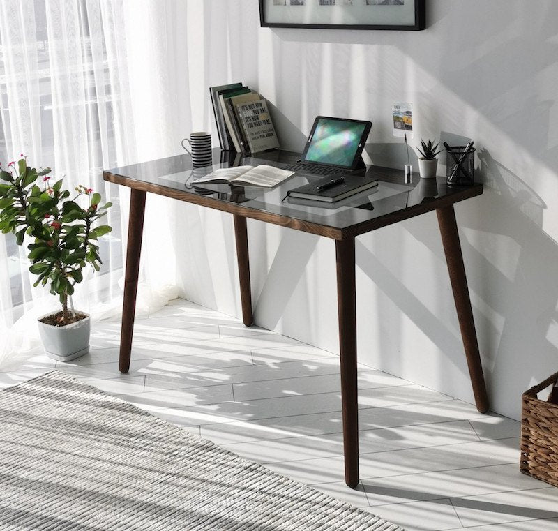 Skrivebord på 110x60x73 cm i glas og træ
