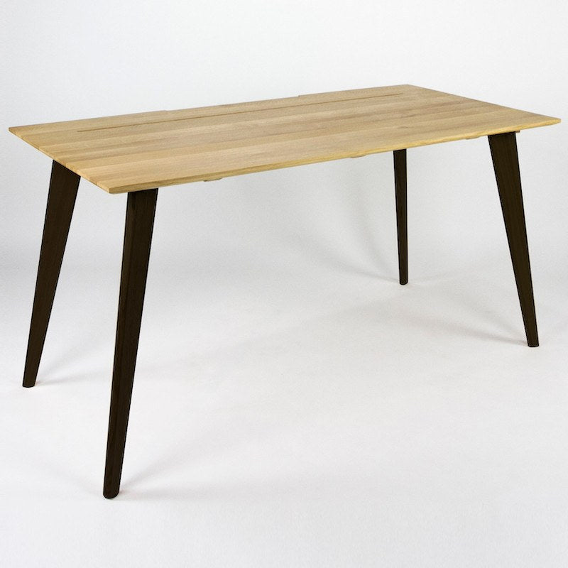 Smart skrivebord i massiv egetræ med sorte ben på 132x65x73 cm