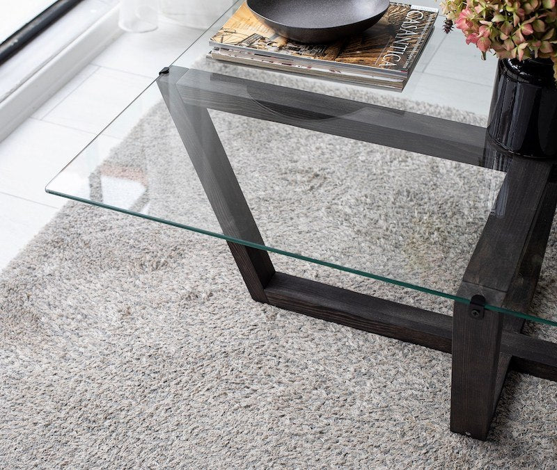 Sofabord med glasplade og sorte ben