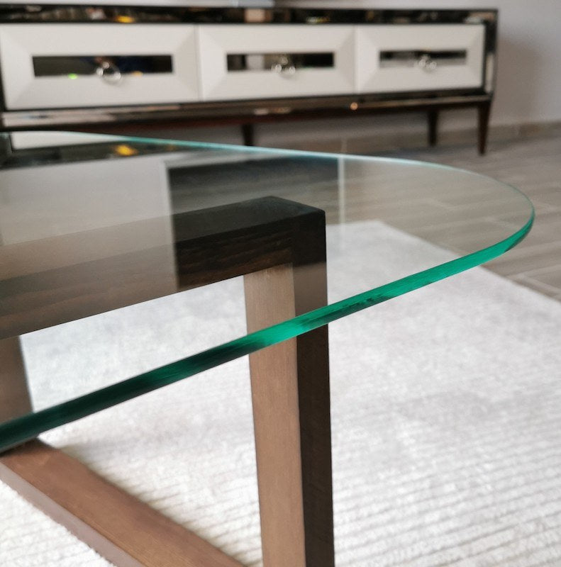 Sofabord med trekantet glasbordplade
