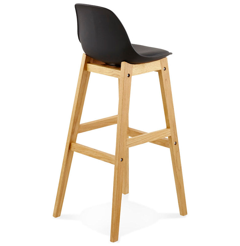 Sort barstol med træben på 42 x 48 x 102 cm