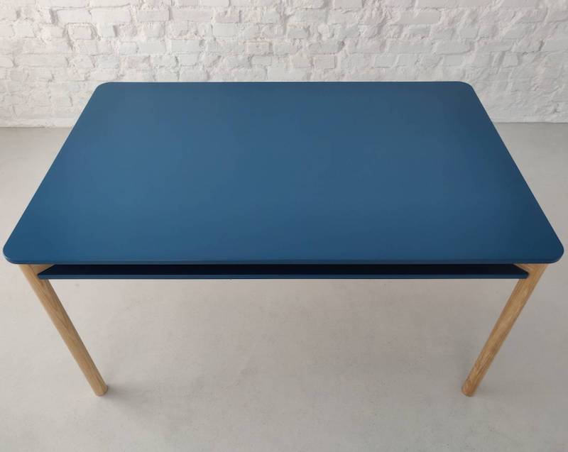 Spisebord på 140x90x75 cm i træ og laminat