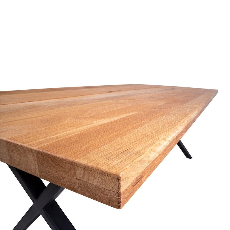 Spisebord med flot dansk design i eg og metal