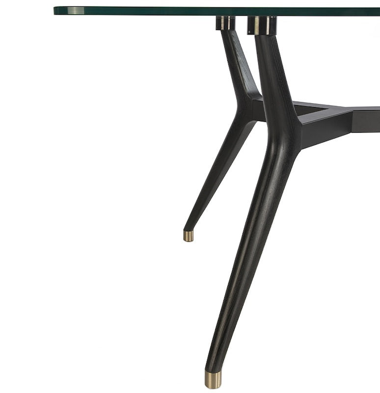 Spisebord med sorte træben og glasbordplade
