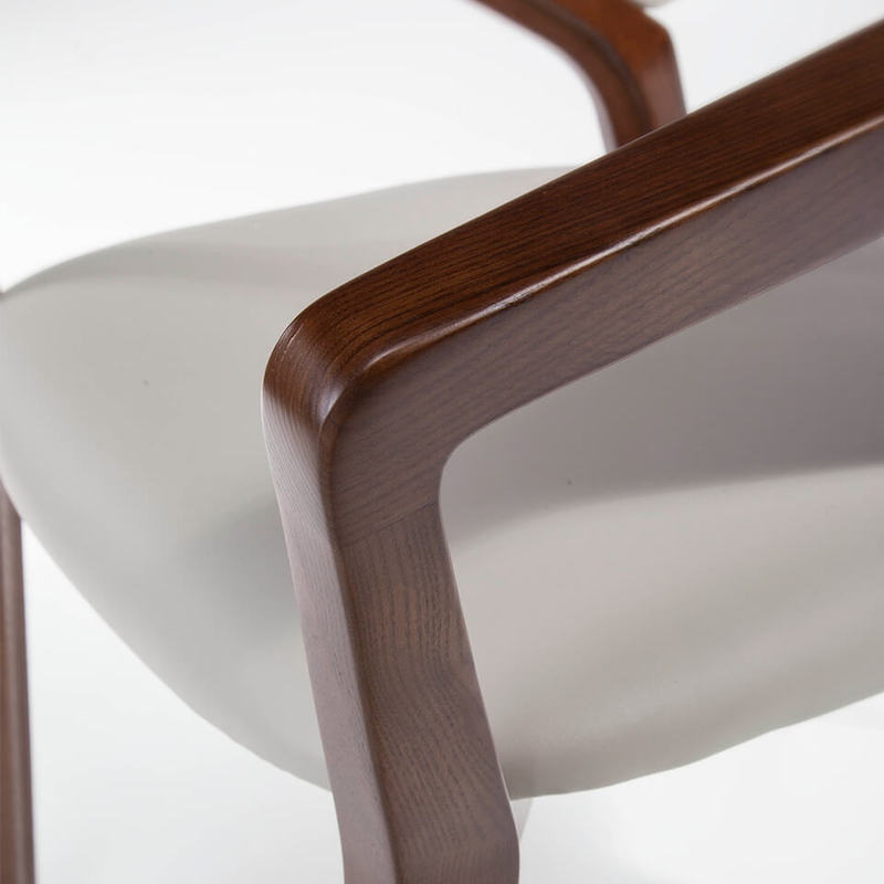 Spisebordsstol i mørk træ og hvid læder