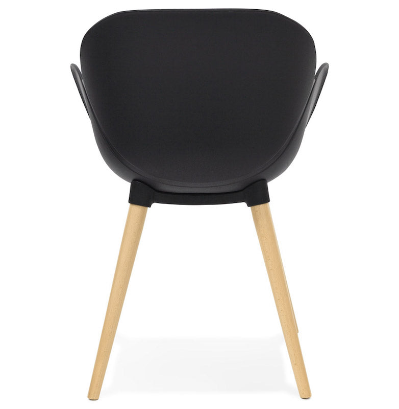 Spisebordsstol med sort sæde og lyse træben