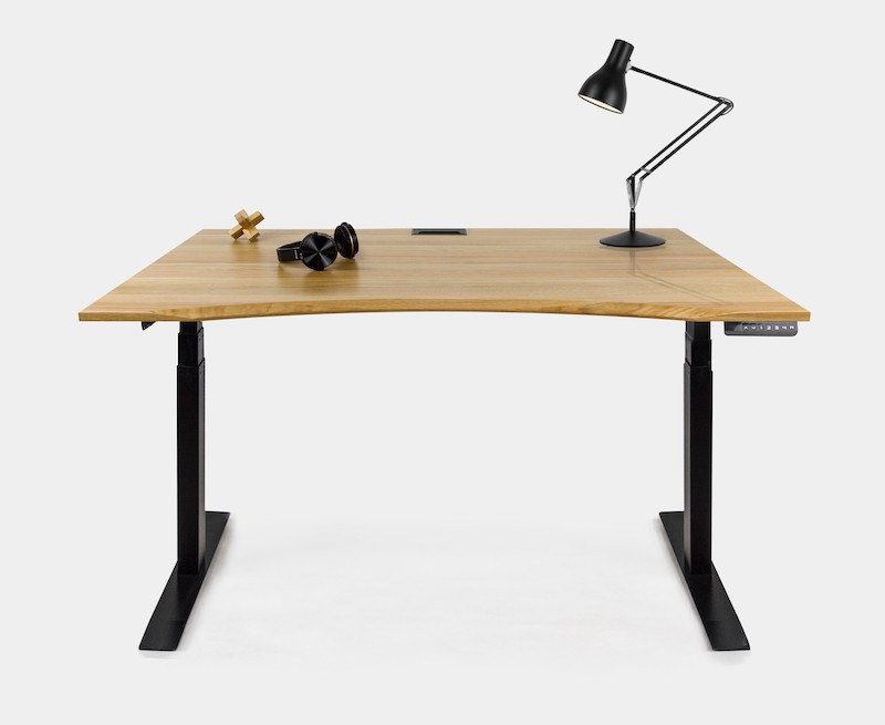 Stort hæve-sænkebord på 139x76 cm med flot design