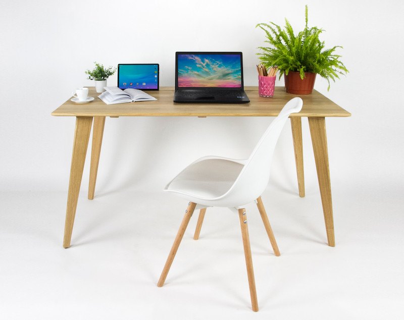 Stort skrivebord i træ med dock til tablet og telefon
