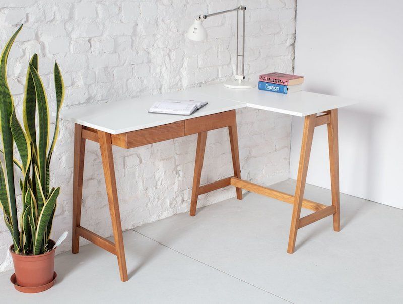 Stort skrivebord med hvid bordplade i egetræ med to skuffer