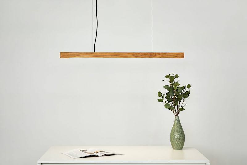 Svævende loftlampe i egetræ med længde på 154 cm