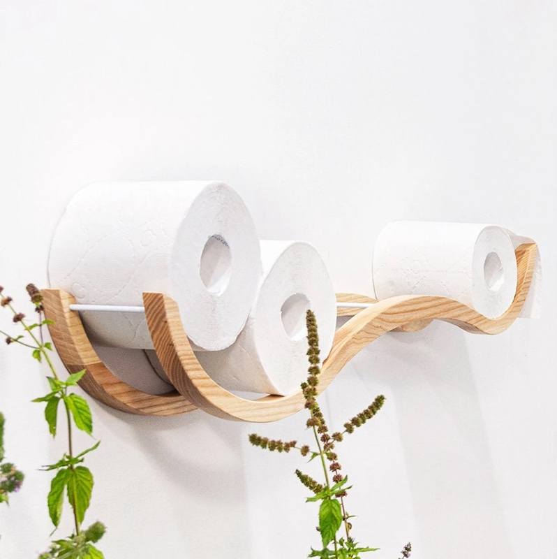 Toiletrulleholder i asketræ til montering på væg
