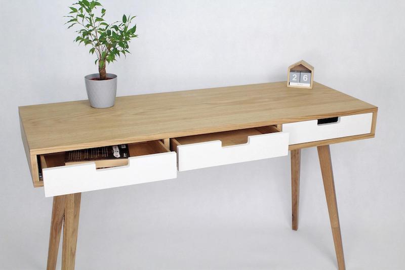 Træ kontorbord med skuffer på 132x50x77-cm