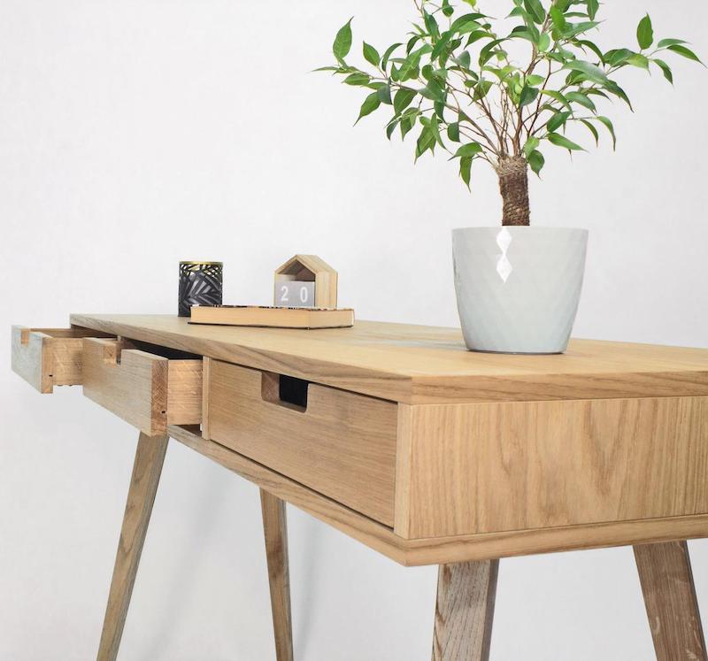 Træ skrivebord på 132x50x77 cm med skuffer