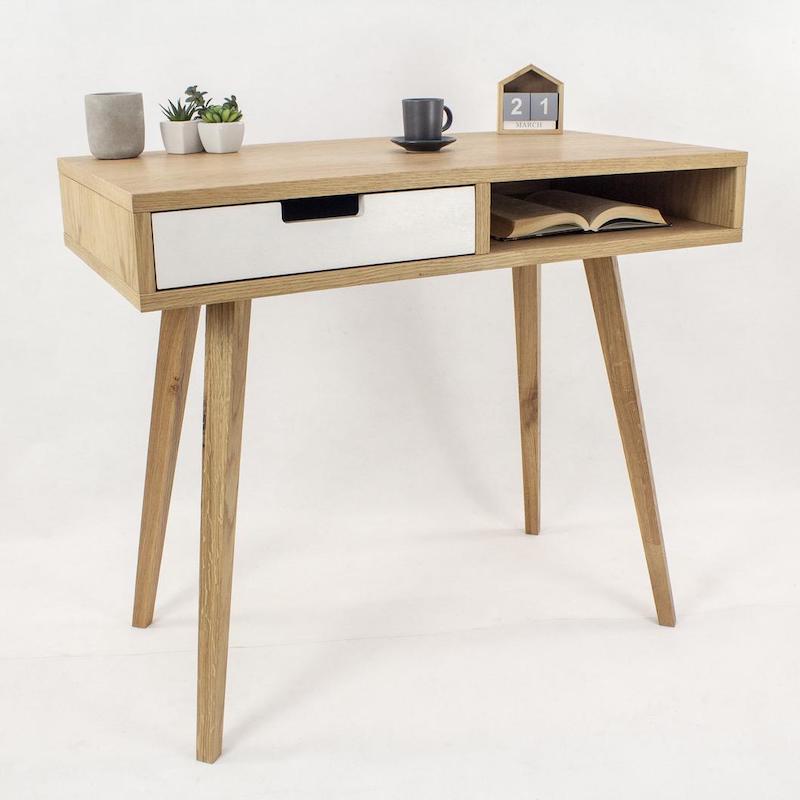 Træ skrivebord på 88x50x75 cm med hvid skuffe