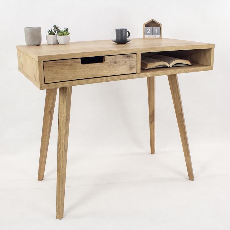 Træ skrivebord på 88x50x75 cm med skuffe
