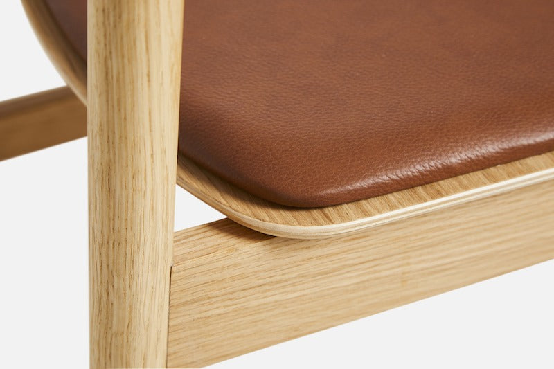 Træ spisebordsstol med lædersæde i flot dansk design