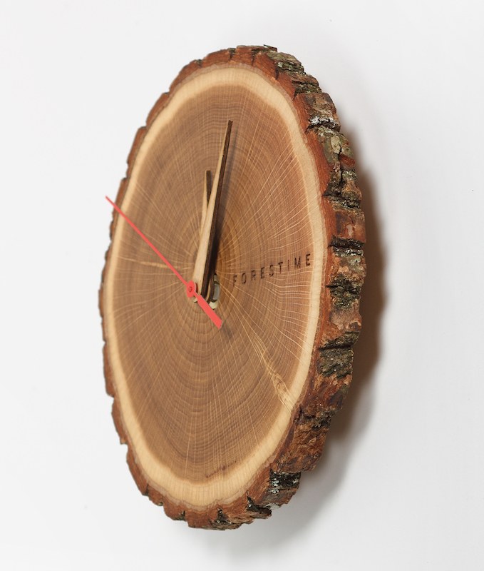 Væghængt ur i egetræ med bark